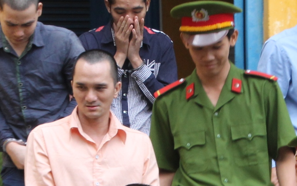 Thi uy voi hoc vien moi, 'dai bang' trai giam lanh 19 nam tu hinh anh