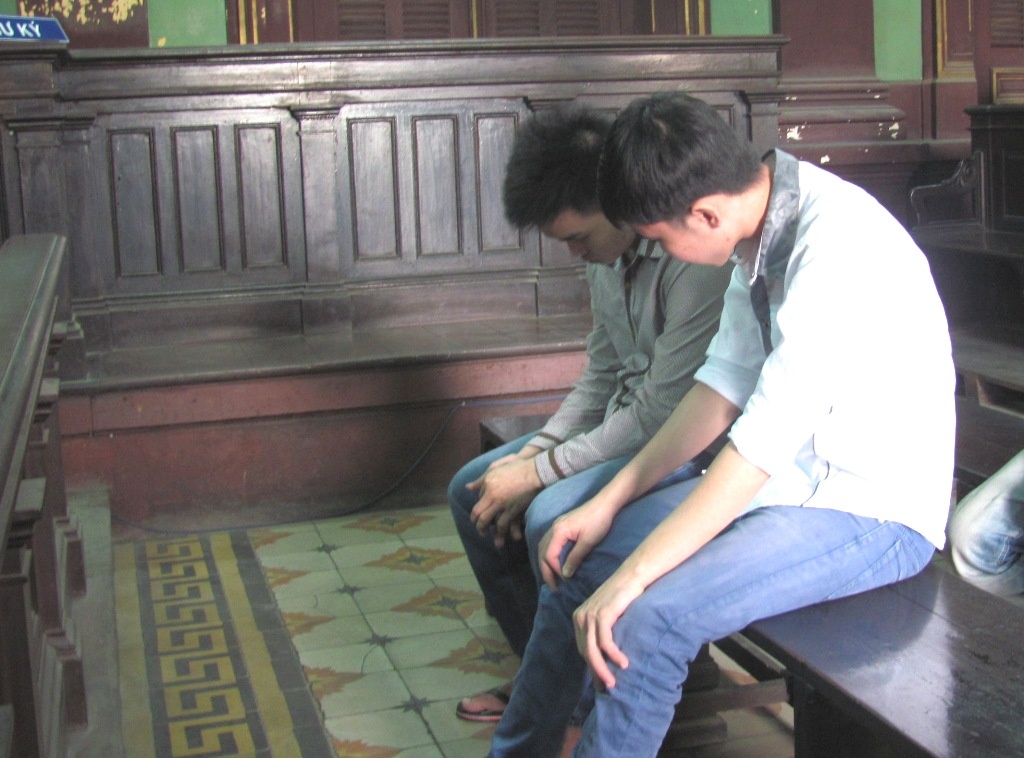 Di choi voi hai ban trai, thieu nu bi cuong hiep tap the hinh anh