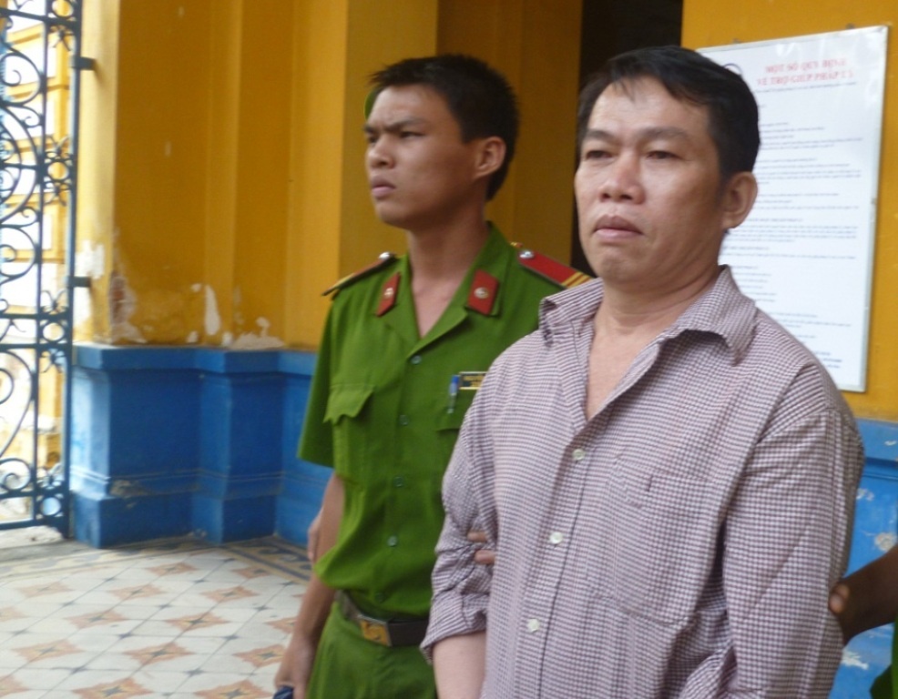 Nguoi dan ong sat hai vo vi ghen hinh anh