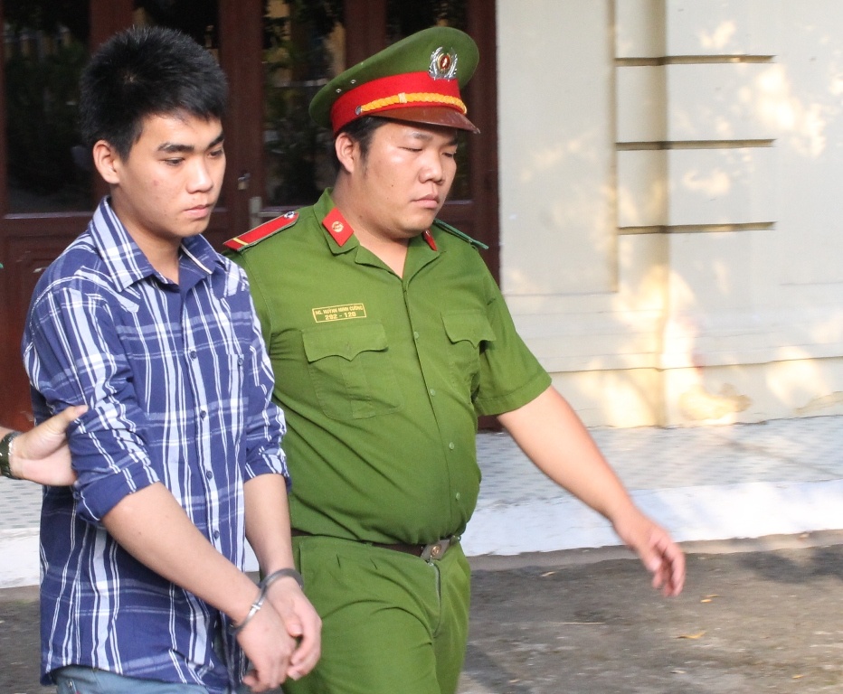 An mang tu chuyen moi ruou trong dam cuoi hinh anh