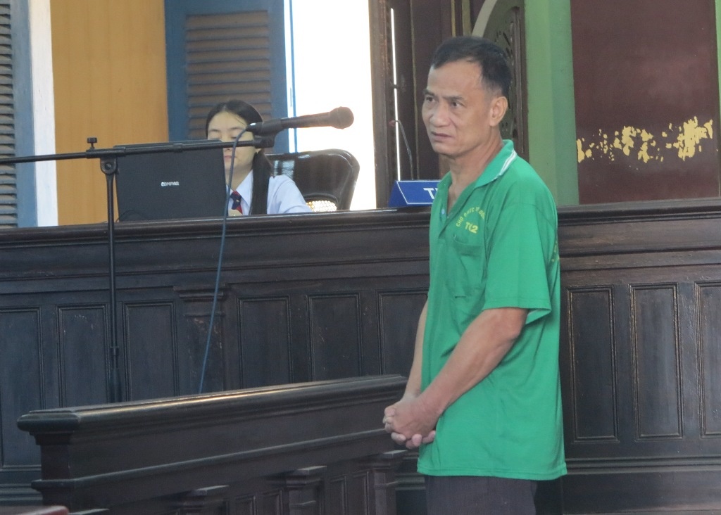 2 be gai bi hang xom lam dung tinh duc suot 2 nam hinh anh