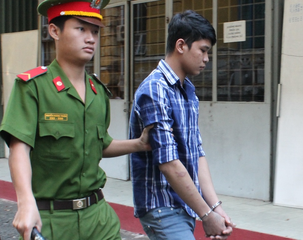 Hai doi con gai ong chu, nam thanh nien lanh an hinh anh