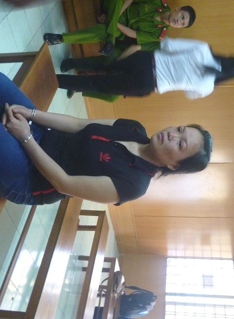 Ru nu Viet kieu di tham my vien de trom 3.500 USD hinh anh