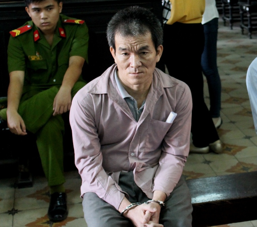 Bo thuoc sau vao ho nuoc de giet ca nha hang xom hinh anh