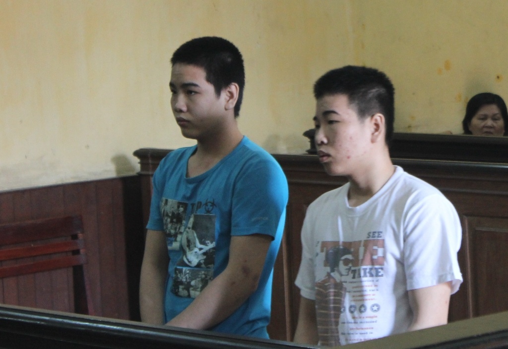 Hai anh em ruot thay nhau hai doi co chu nho hinh anh