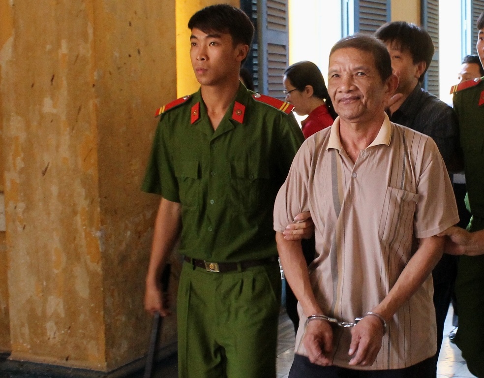 Em re xach bua chem ca gia dinh anh vo hinh anh