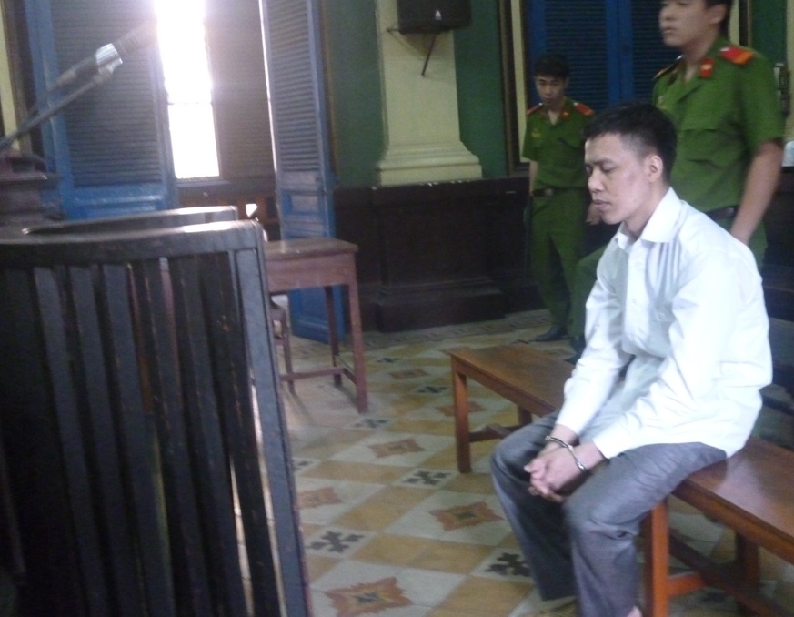 Du be 3 tuoi choi dan roi gio tro doi bai hinh anh