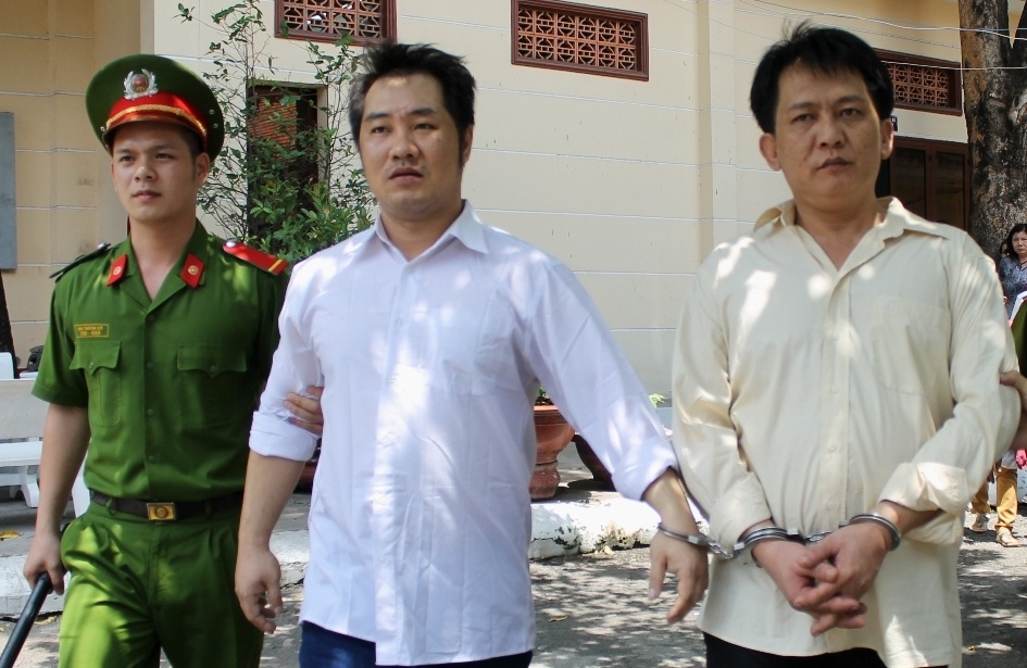 Dan 2 tiep vien tuoi teen vao khach san de cuong hiep hinh anh