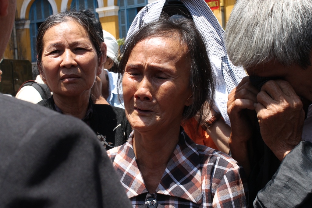 Me cua tuong cuop khoc ngat khi con lanh an tu hinh hinh anh