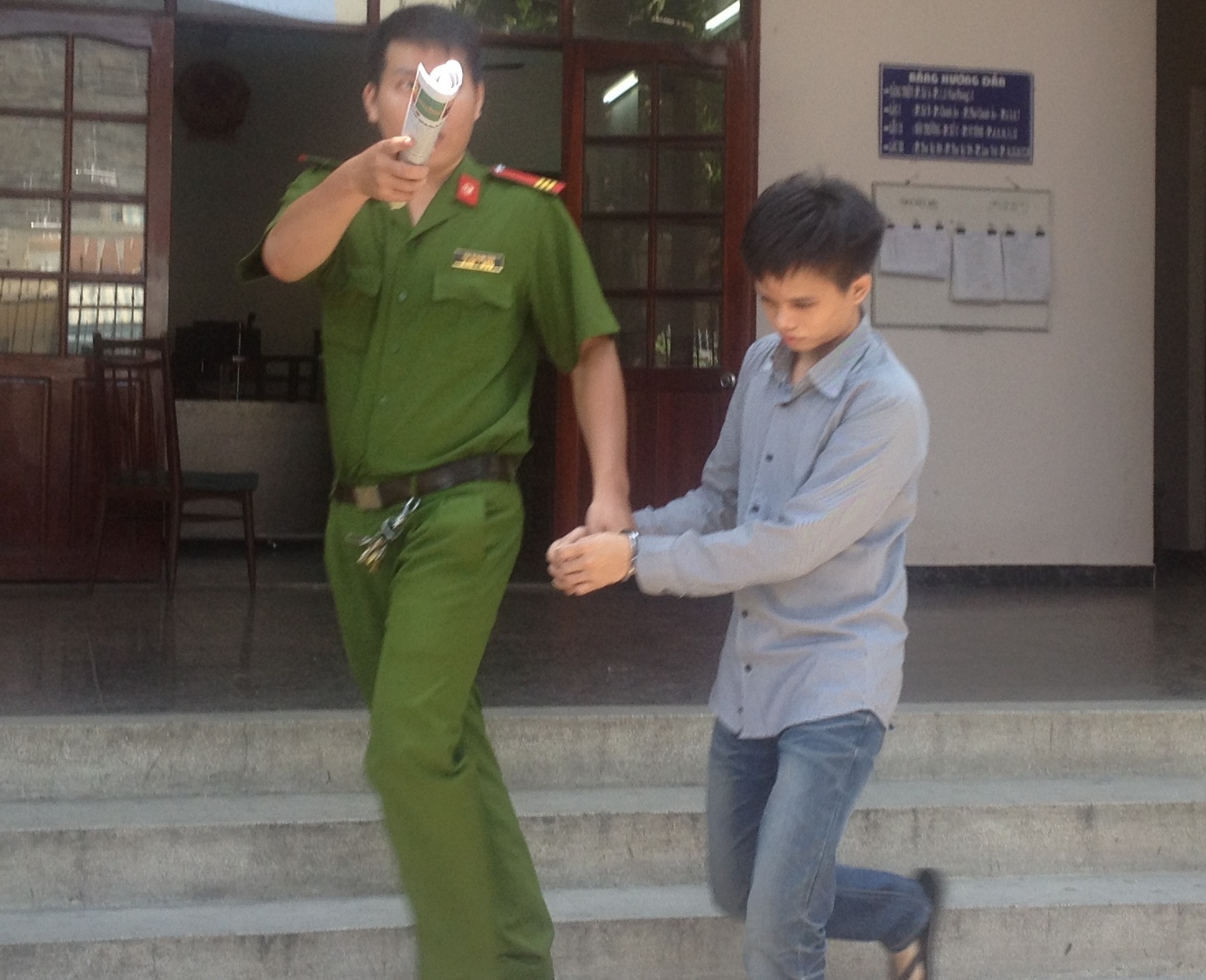 Lợi bị dẫn giải sau phiên tòa.