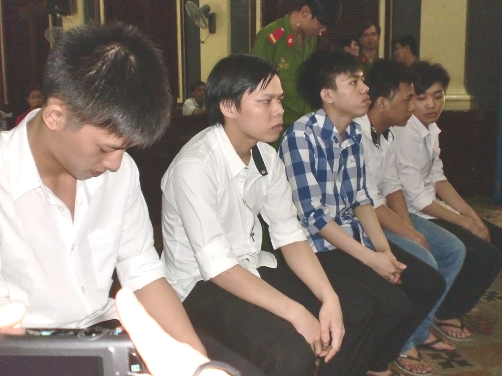 Băng cướp trước vành móng ngựa.