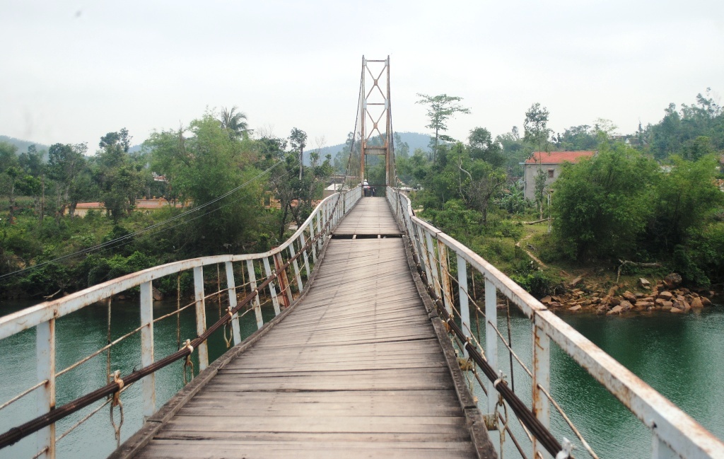 Cây cầu treo ở xã Liên Trạch do Dự án ICCO tài trợ được được xây dựng hoàn thành và đưa vào sử dụng phục vụ dân sinh hơn 5.000 khẩu của xã qua lại đôi bờ sông Son từ năm 1998. Chiếc cầu này đã hết hạn sử dụng cách đây 3 năm, Sở GTVT Quảng Bình cũng đã tiến hành khảo sát, kiểm tra chất lượng chiếc cầu.
