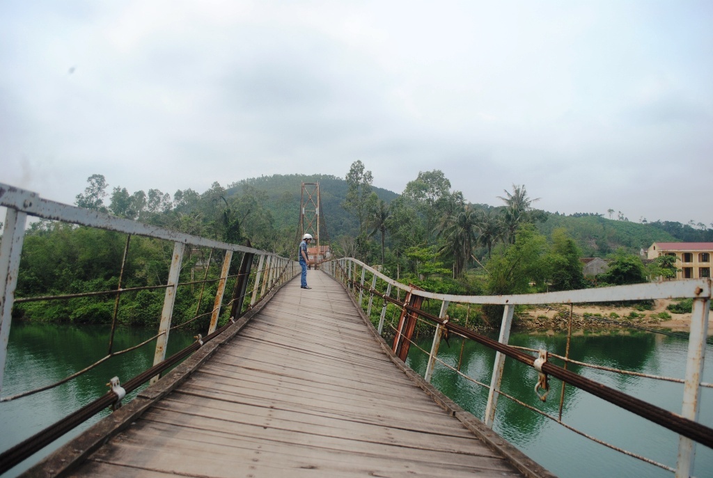 Qua song tren cau treo xieu veo o Quang Binh hinh anh
