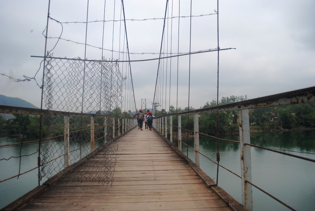 Sở GTVT tỉnh Quảng Bình đã chỉ đạo cấm lưu thông hoàn toàn trên 4 cầu treo hết hạn sử dụng trong đó có cầu Treo ở Liên Trạch nhưng người dân vẫn ngang nhiên qua lại trên cây cầu này