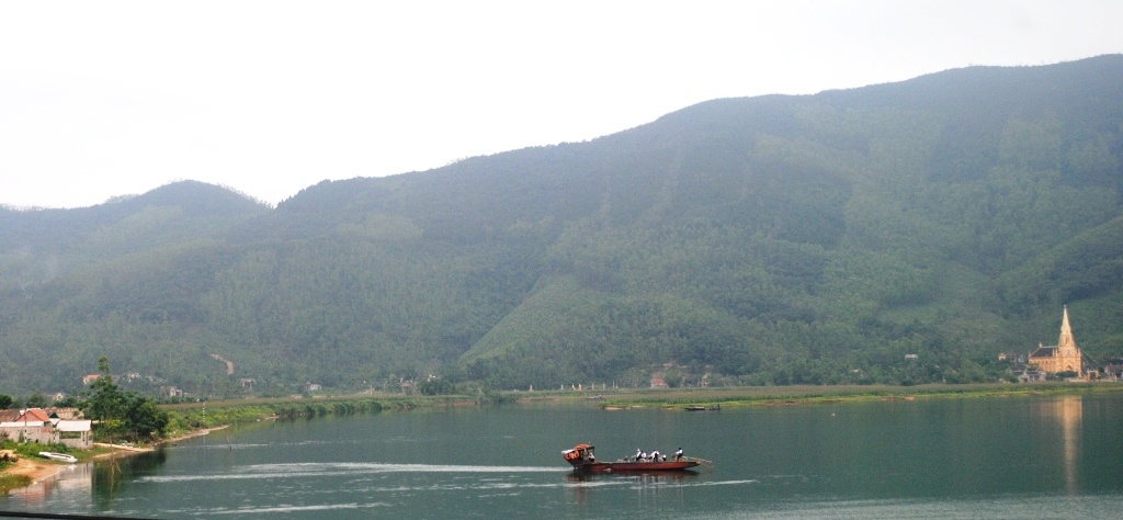 UBND xã Liên Trạch cũng đã mở lại bến đò phục vụ người dân qua lại sông Son nhưng vẫn có hàng trăm người dân, học sinh “không đủ kiên nhẫn” đợi đò mà chọn qua sông bằng cây cầu hết hạn sử dụng.