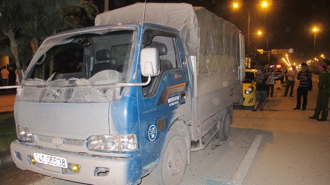 Xe bach tuoc song bi dap pha, tuoi xang chet gan het hinh anh