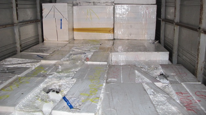  Những thùng đựng bạch tuộc bị đạp bể và tưới xăng lên.