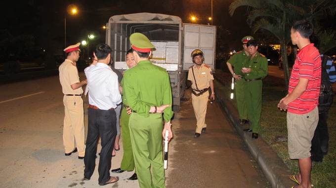  Xe chở bạch tuộc vừa ra khỏi sân bay Cát Bi một đoạn thì bị đập phá, tưới xăng dọa đốt.