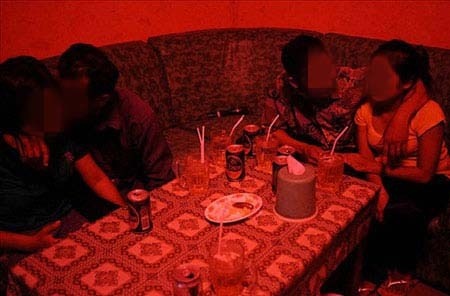 Nhung lat leo cua nghe PR trong quan karaoke den mo hinh anh