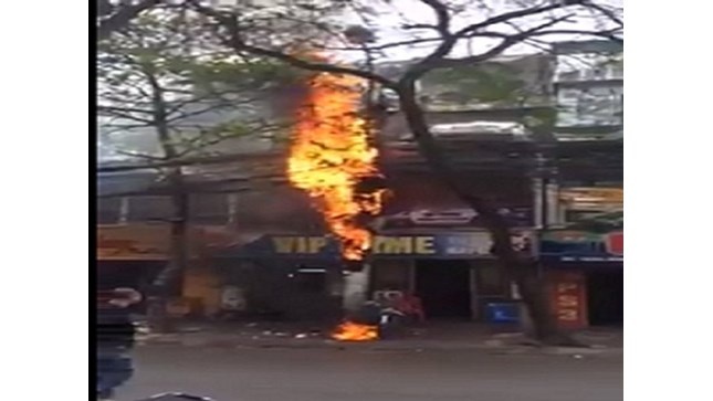 Cot dien o Ha Noi chay va no nhu phao hinh anh