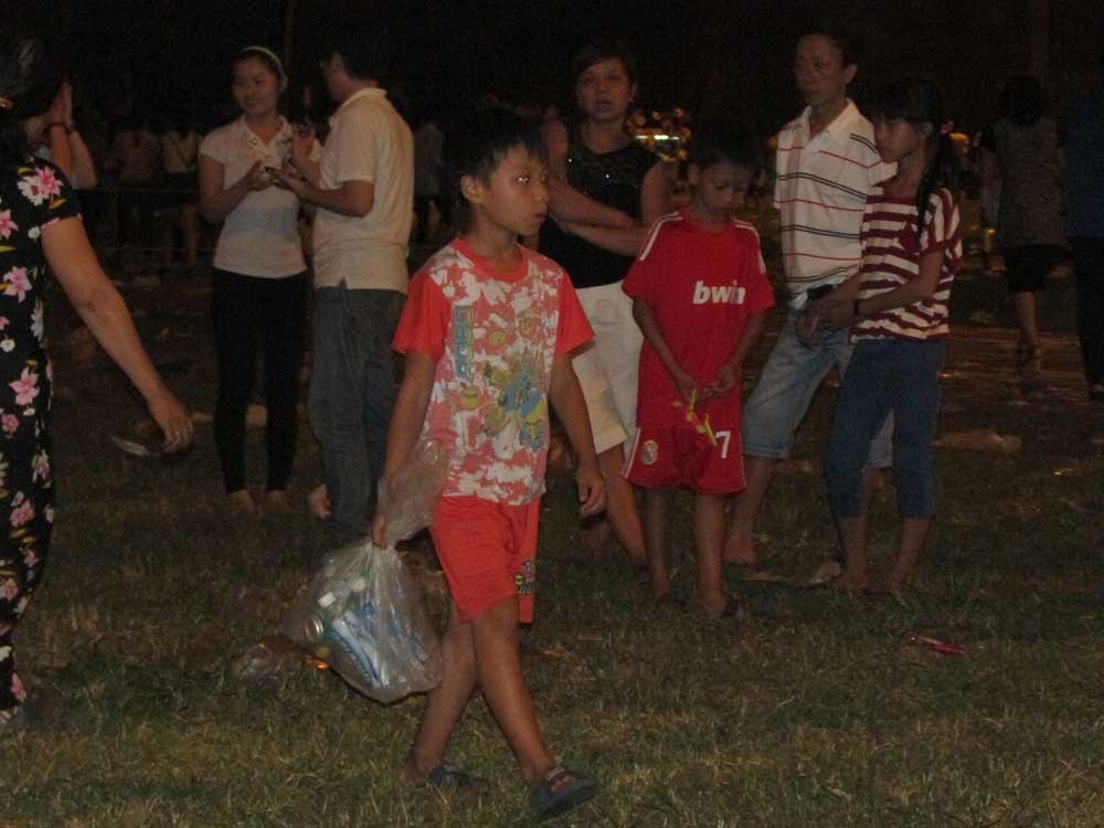 Chen giữa dòng người tìm kiếm sự mưu sinh.