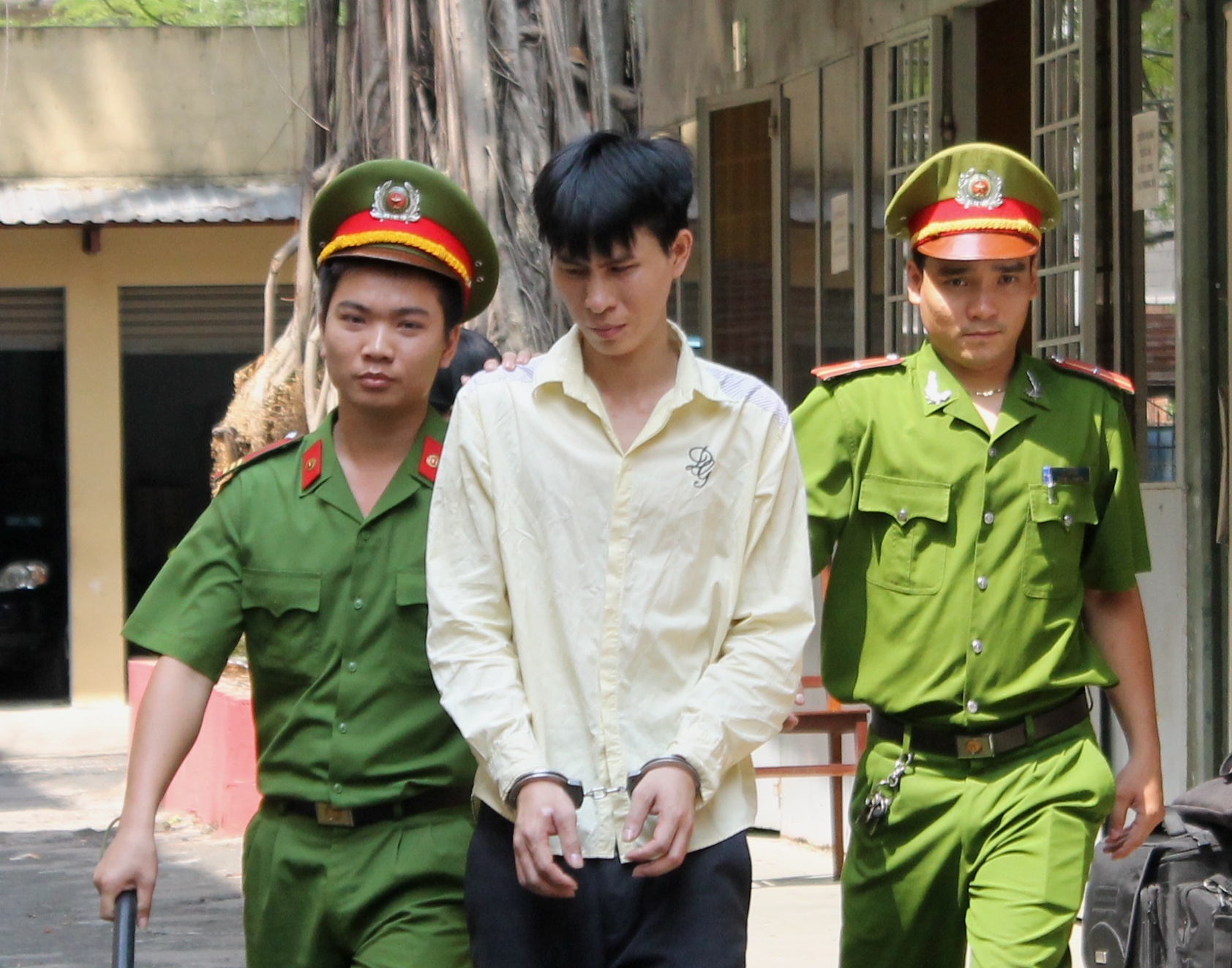 Bat coc nguoi yeu, doa cat tai de tong tien hinh anh