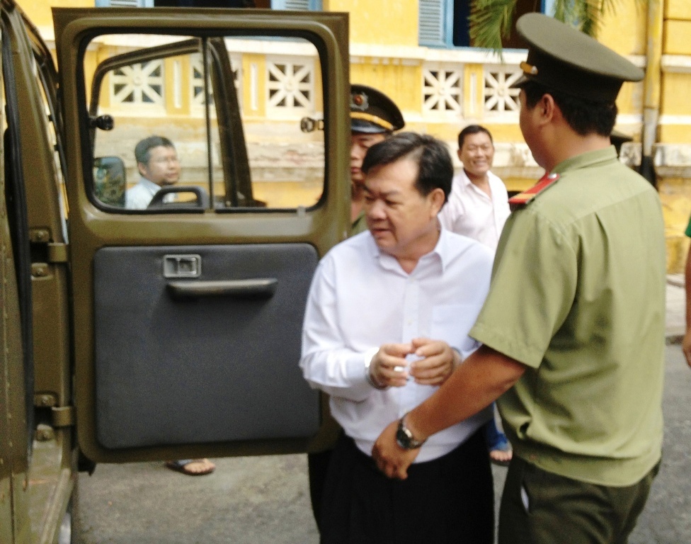 Cuu chu tich huyen Hoc Mon bi tang an len 20 nam tu hinh anh