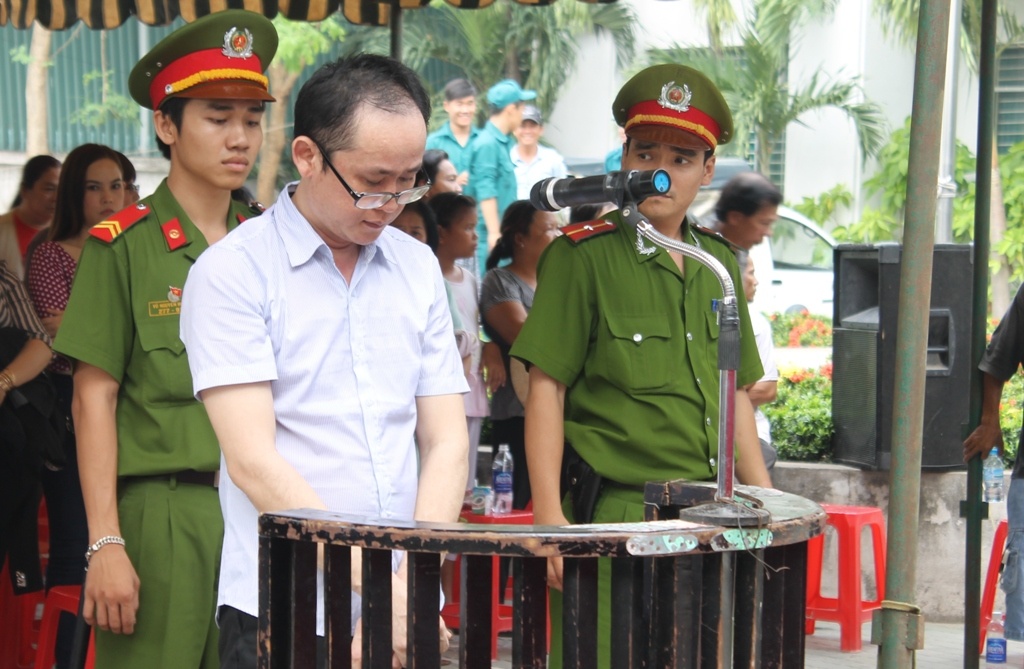 Nguoi tinh dong tinh giet ca si Nhat Son lanh 20 nam tu hinh anh