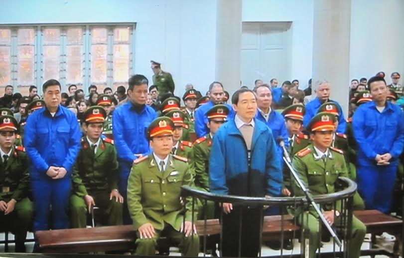  Bị cáo Dũng và đồng phạm tại phiên tòa sơ thẩm.