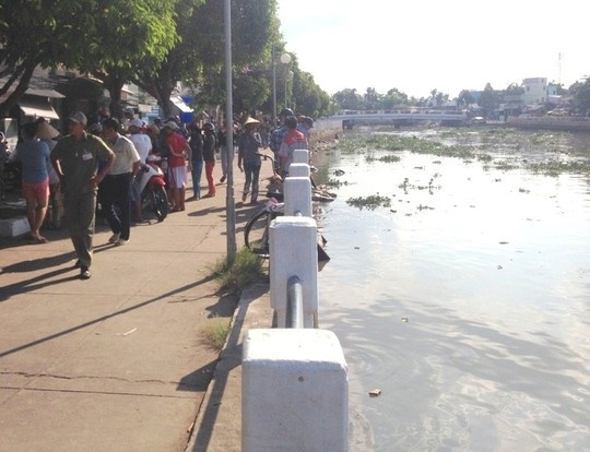 Te xuong kenh tu vong khi di ve sinh hinh anh