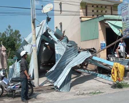 Mua giong lam sap va toc mai hon 170 can nha hinh anh