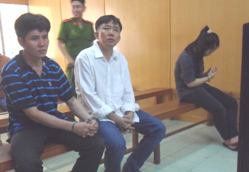 Phat tu bang bao ke truoc cong benh vien hinh anh