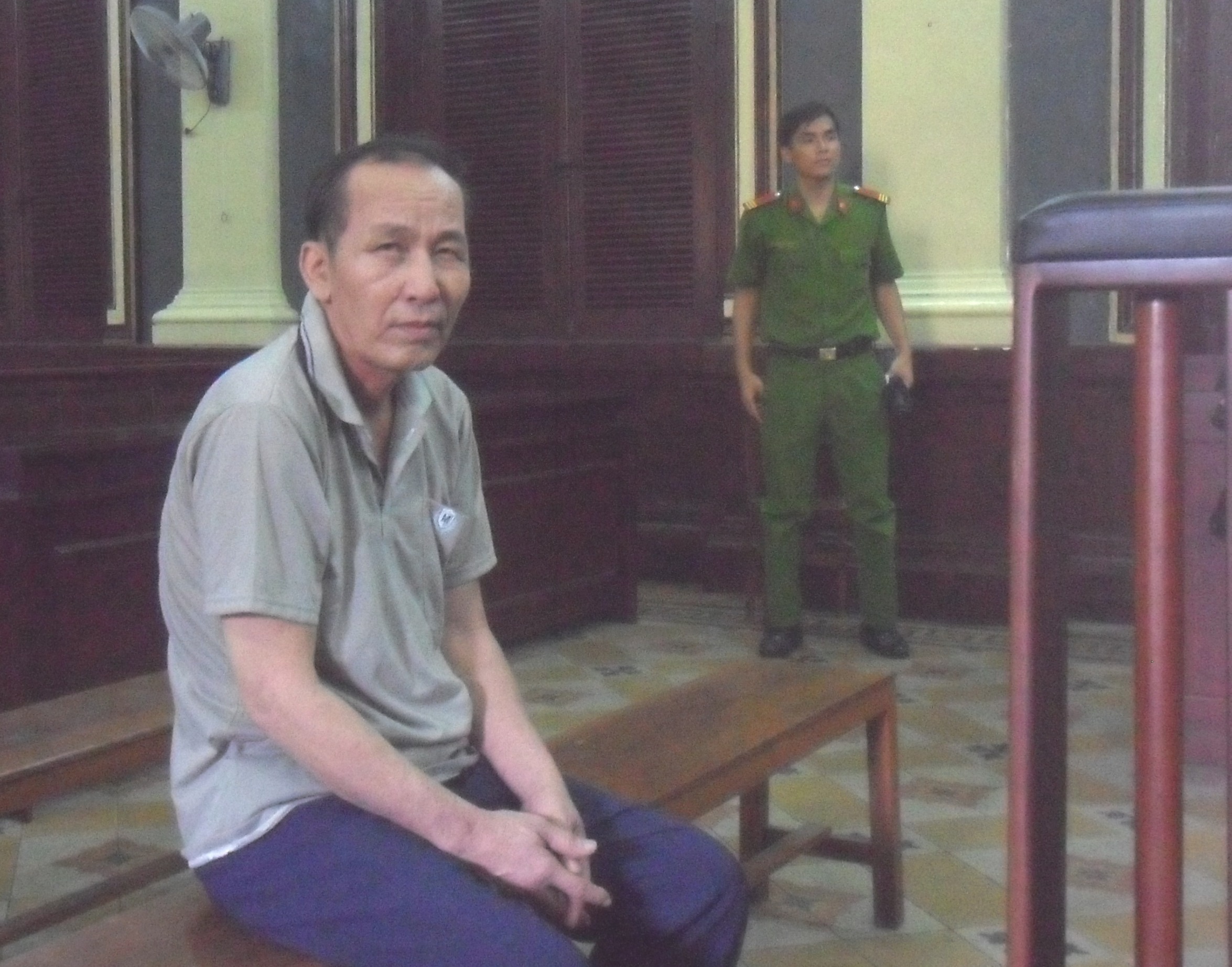 Tat axit vao nguoi vo cu roi tron na 20 nam hinh anh