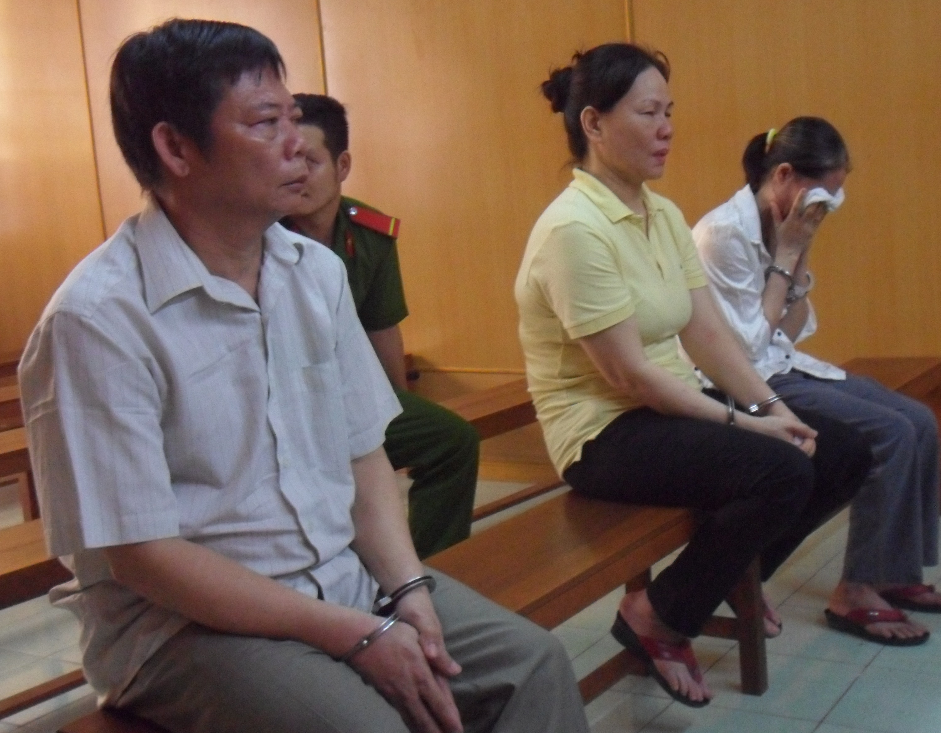 Băng lừa đảo trước vành móng ngựa.