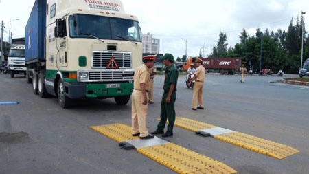 Phat xe qua tai, bat duoc doi tuong bi truy na hinh anh