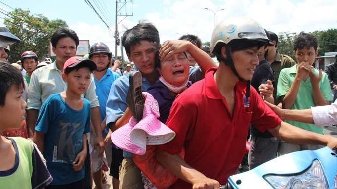 Người thân của nạn nhân kêu khóc đòi làm rõ sự việc.