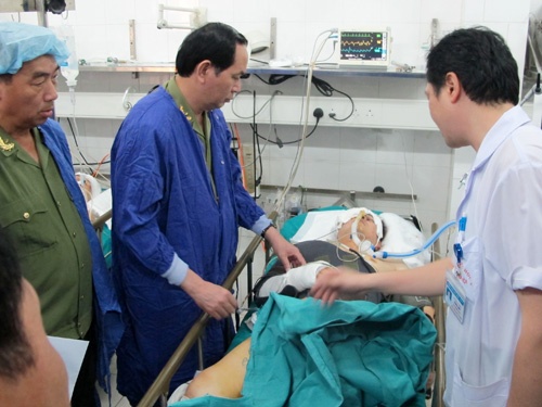 Bộ trưởng Trần Đại Quang thăm hỏi Trung úy Lê Minh Tuấn bị thương nặng trong vụ tai nạn giao thông ngày 3-5.