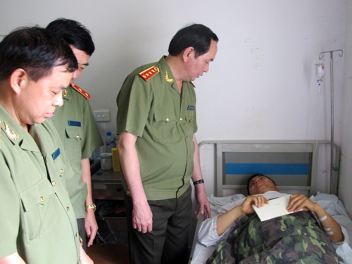 Bo truong Tran Dai Quang tham cac cong an bi tai nan hinh anh