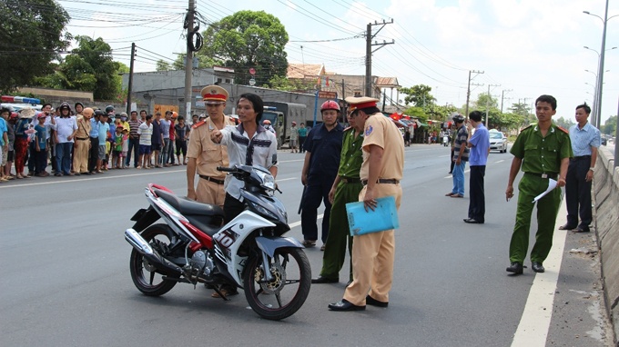 Dan giu moto cong an, doi lam ro vu thanh nien bi thuong hinh anh