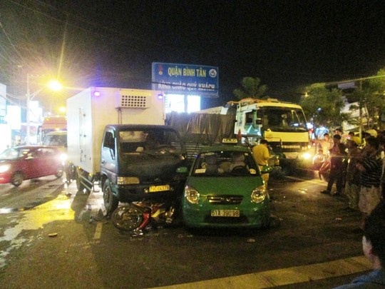 Cho den do, 4 nguoi bi 'xe dien' tong trong thuong hinh anh