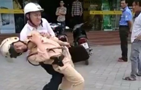 CSGT bi hanh hung: 'Doi tuong ghi co, quat toi xuong duong' hinh anh