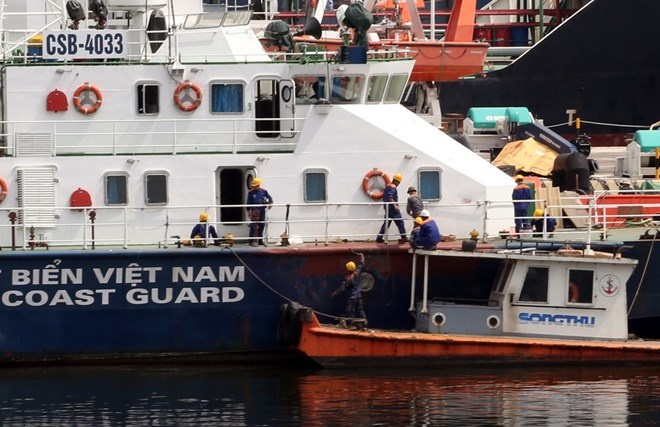 Mạn phải tàu Cảnh sát biển 4033 đã được sửa chữa và sơn hoàn thiện.