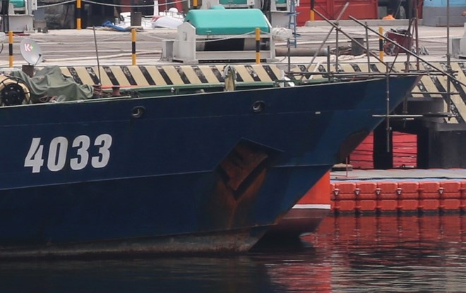 Phần mũi tàu 4033 cũng đã được gia cố lại. 