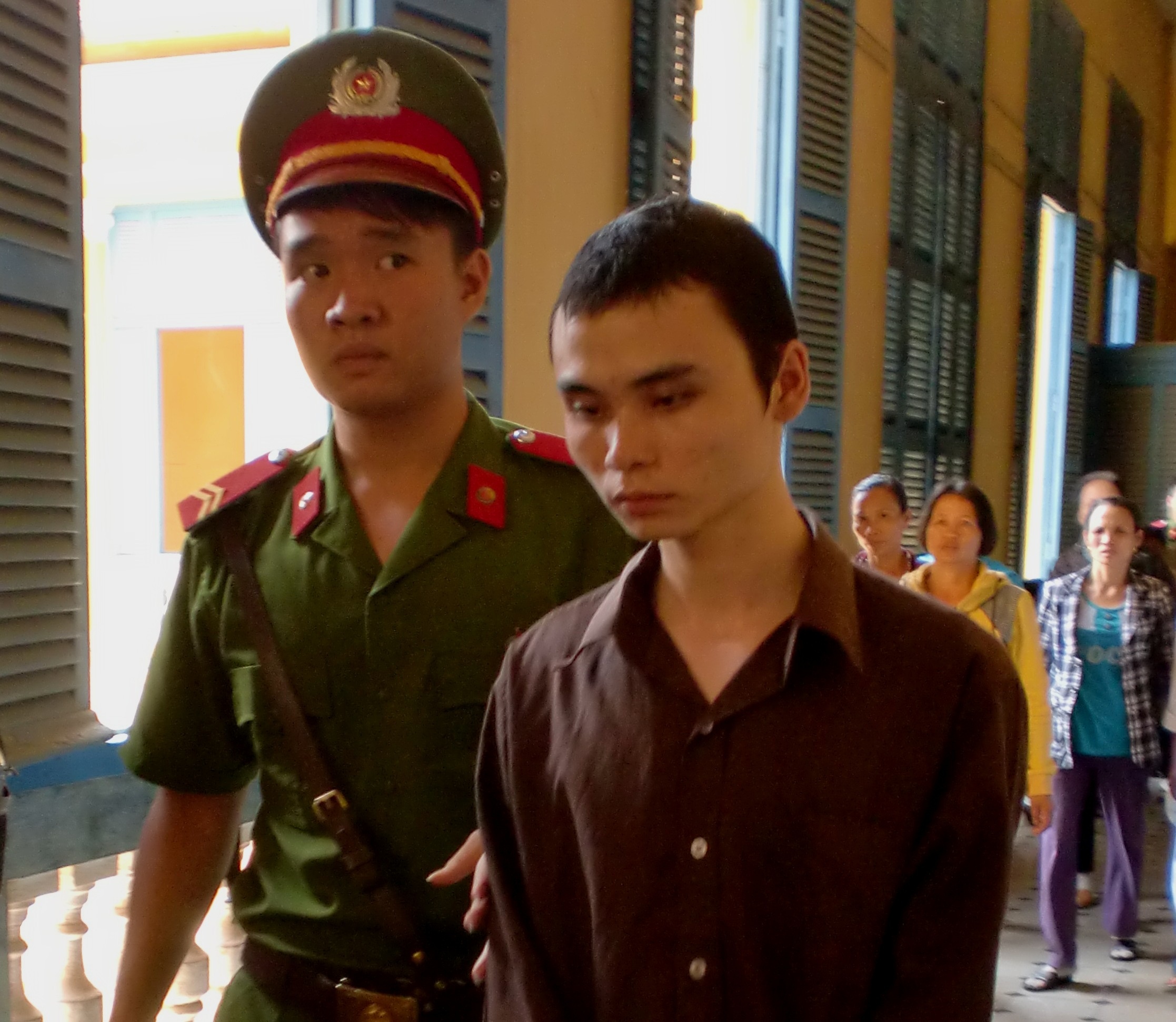 Be gai bi cha va hang xom thay nhau gio tro doi bai hinh anh