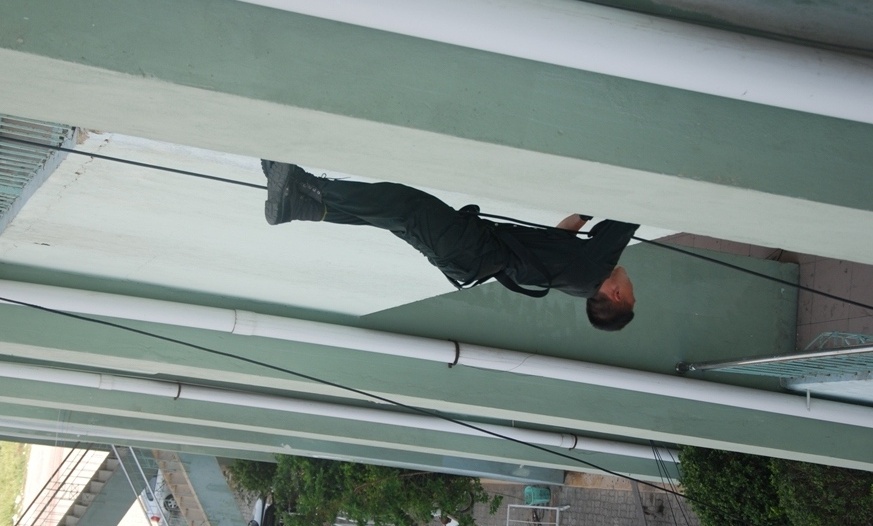 Xuống dây ngược, một động tác khó và nguy hiểm.