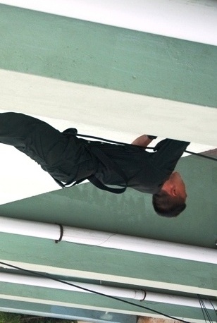 Canh sat dac nhiem du day tren toa nha cao tang Da Nang hinh anh