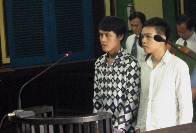 Be gai 13 tuoi to cao 2 ke da giao cau voi minh hinh anh