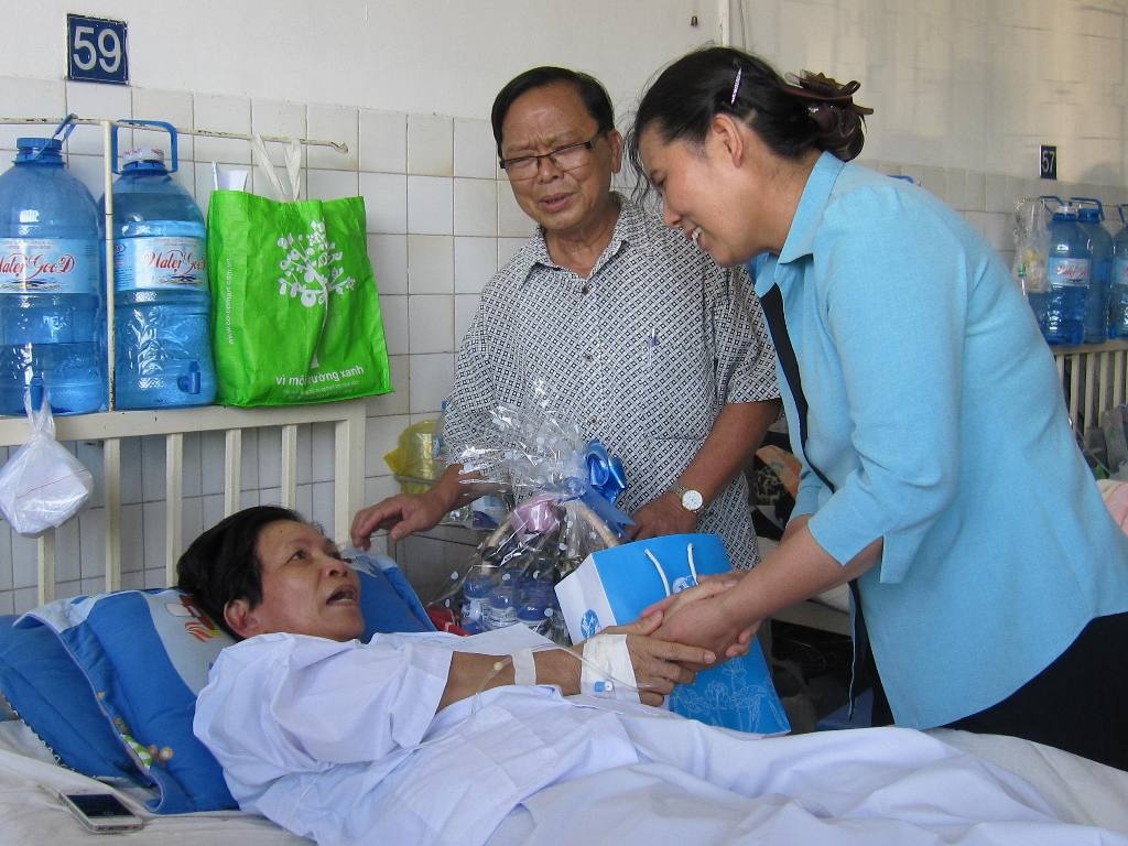 Bà Lê Thị Thanh Hòa, Chủ tịch Hội liên hiệp phụ nữ Việt Nam đến thăm bà Đóa tại BV Ung bướu.