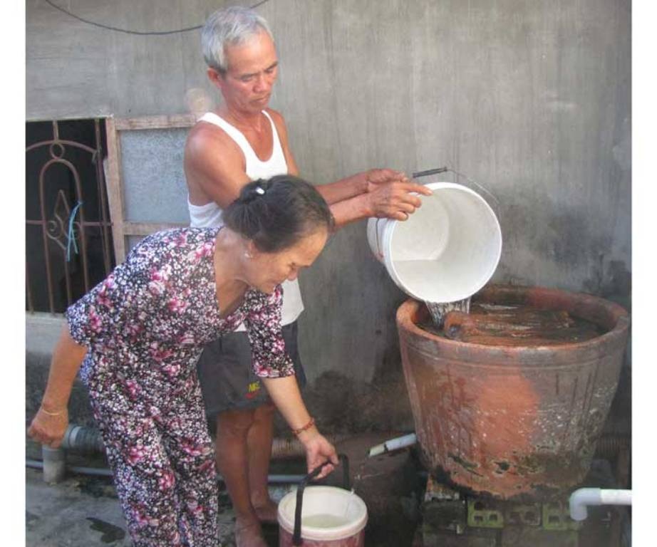 Vợ chồng ông Huỳnh Tấn Quang ở khu phố Phú Hiệp 2, thị trấn Hòa Hiệp Trung (Đông Hòa) lọc nước giếng để lấy nước uống