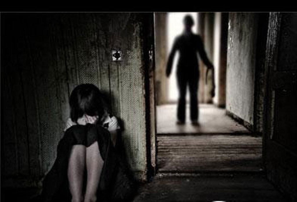 Truy tim ke bit mat hai doi be gai trong truong hoc hinh anh